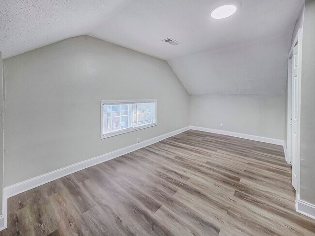 Building Photo - Beautifully Renovated 4 Bedroom Home in th...