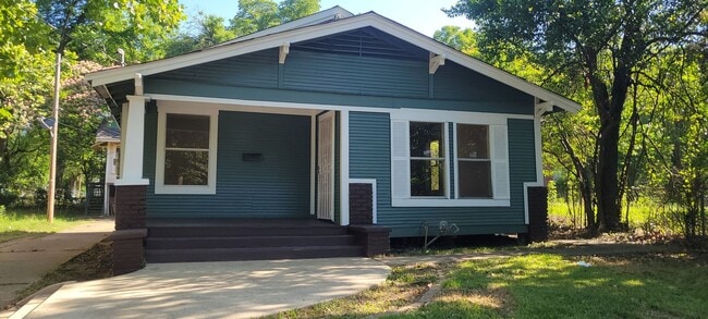 Building Photo - Gorgeous 2 bedroom/1bath with historic fea...