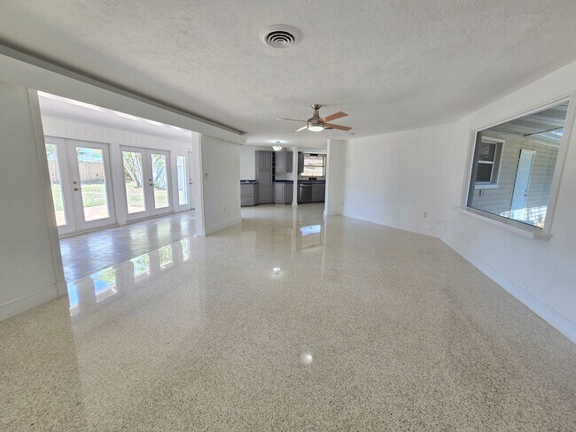 Building Photo - Charming 2BR/ 2BA/ 2 Car Garage - Near Phillippi Creek