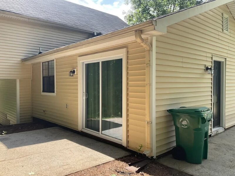 Building Photo - 2416 Leslie Brook Dr