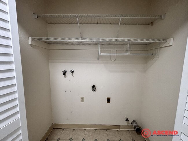 Building Photo - Cute 2 Bedroom Off Stockdale Hwy and California Ave!