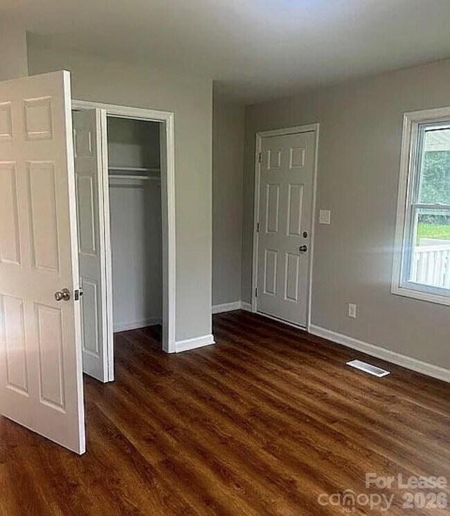 Building Photo - 740 Log Cabin Dr