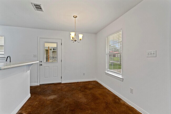 Building Photo - 804 E 5th St