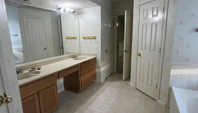 Building Photo - 4912 Oldfield Dr