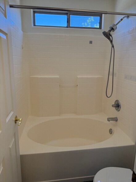 Primary bath soaker tub - 3793 S Joshua Tree Ln