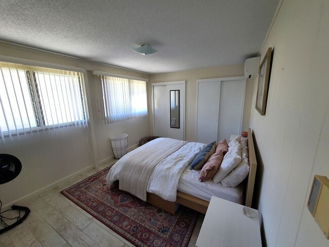 Building Photo - Walk to Downtown!  Split AC, private back ...