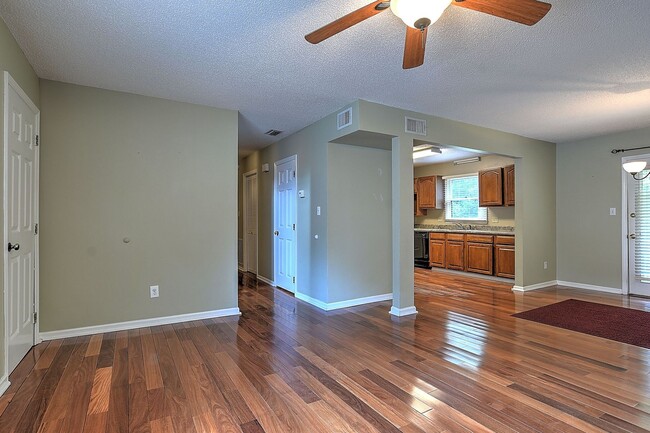 Building Photo - 206 Windridge Colony