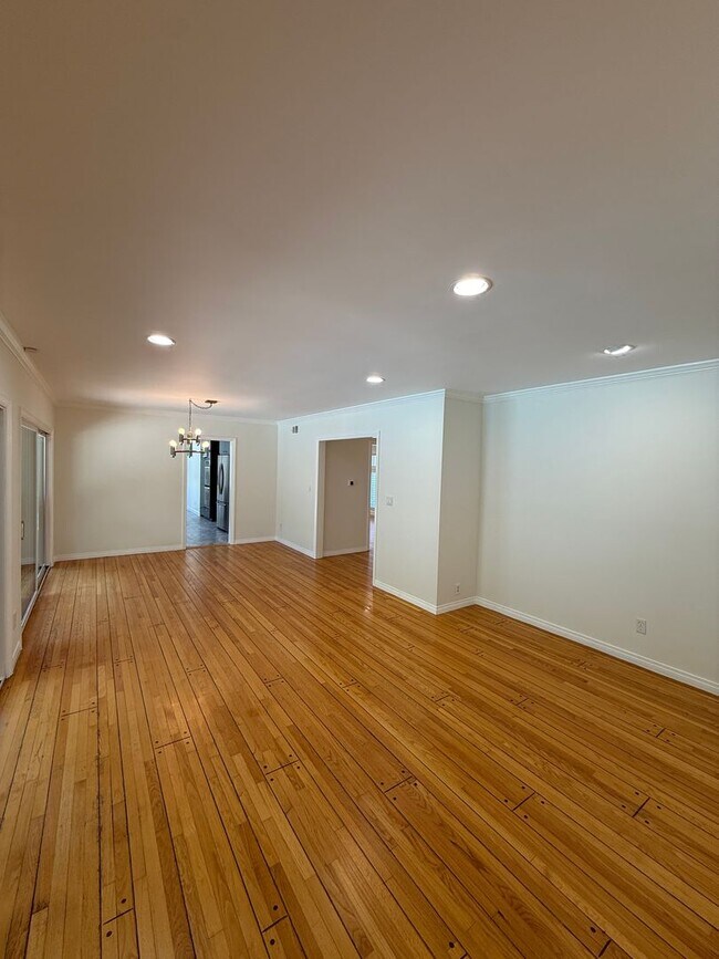 Building Photo - Beautiful One Level, 3 Bedroom, 3 Bathroom Tarzana Pool Home for Lease!
