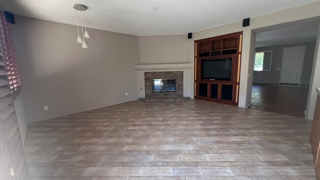 Building Photo - Beautiful home in gated community! Spaciou...