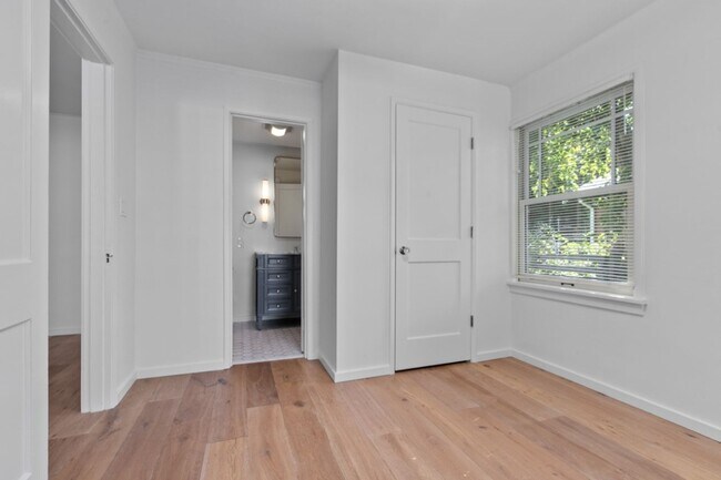Building Photo - 2Bd/1Ba Seattle Duplex