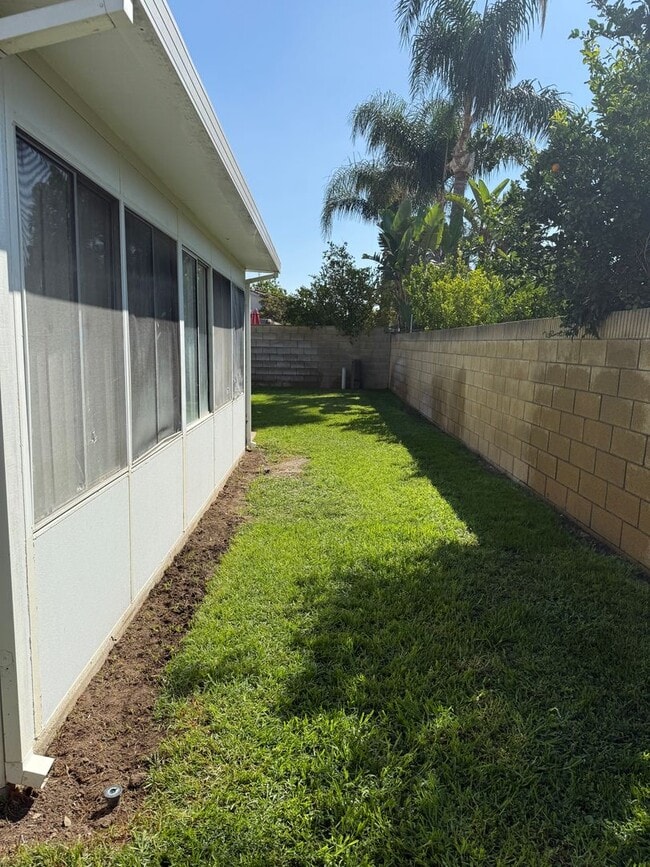 Building Photo - 3 Bedroom, 2 Bathroom Single Story Home in...
