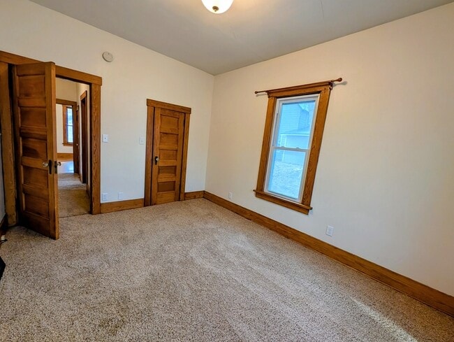 Building Photo - 1015 A Ave E