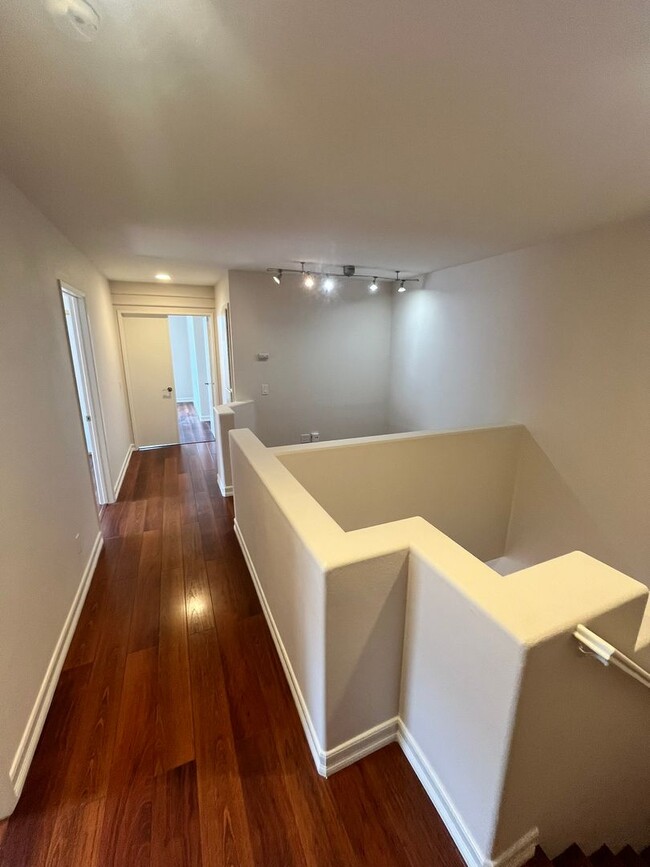 Building Photo - Spacious 3-Bedroom, 2.5-Bathroom Home