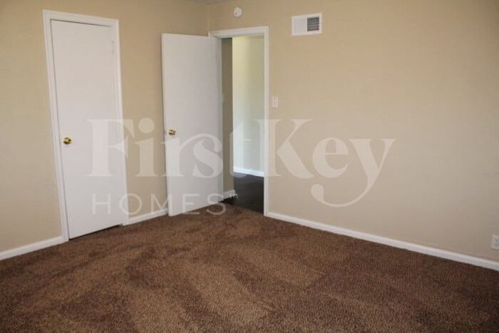 Building Photo - 5614 N Victoria Dr