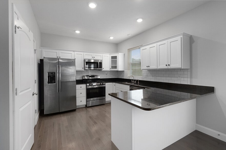 Kitchen - 204 N Mimosa Ln