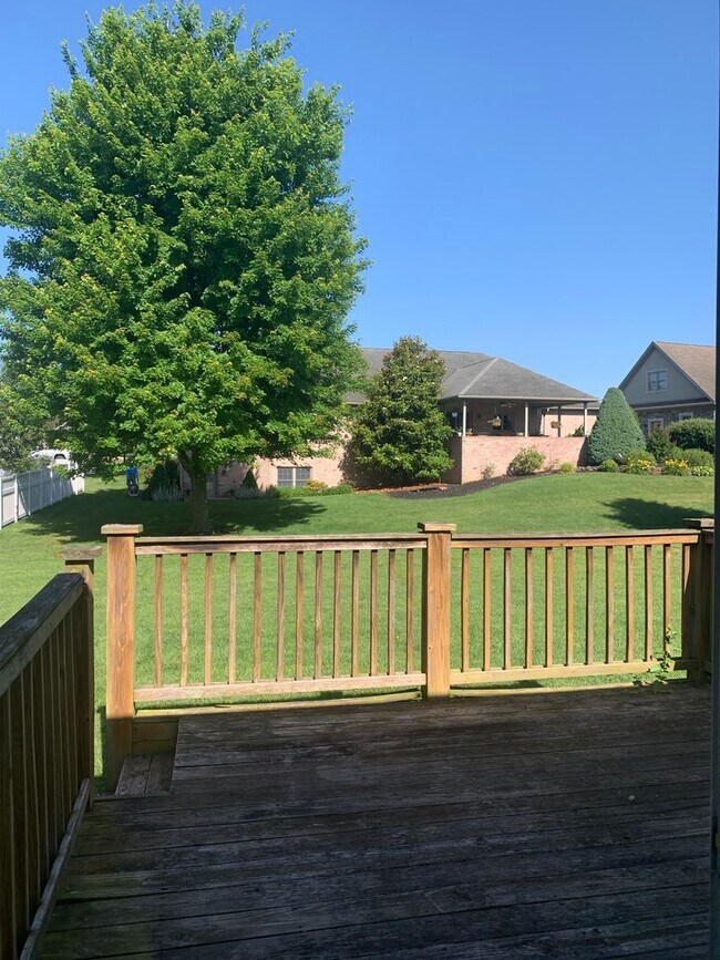 Building Photo - Lovely single family, brick rancher home with 3 beds/2.5 baths!!