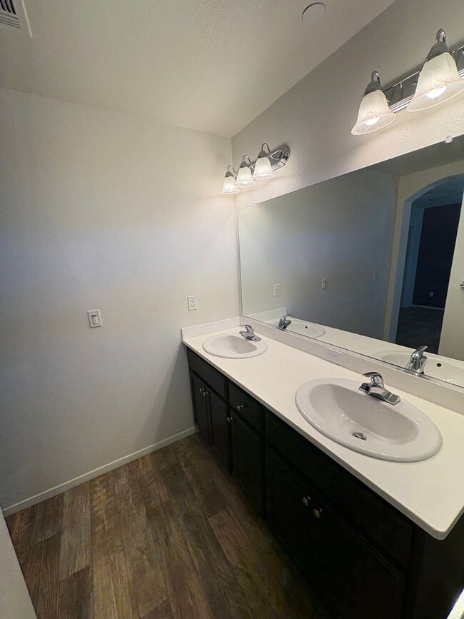 Building Photo - NW Visalia Home Available Now!