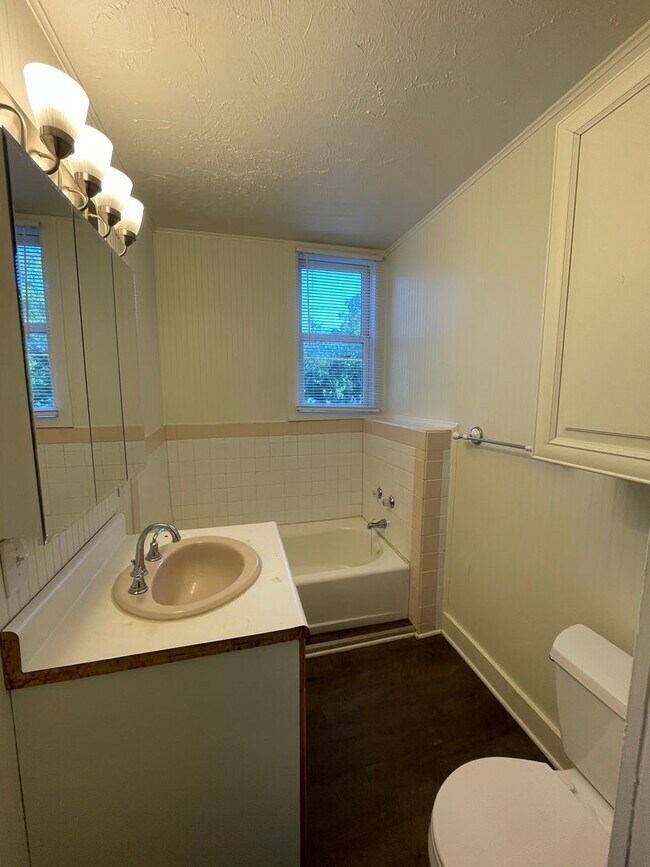 Building Photo - 5 Bedroom Available November