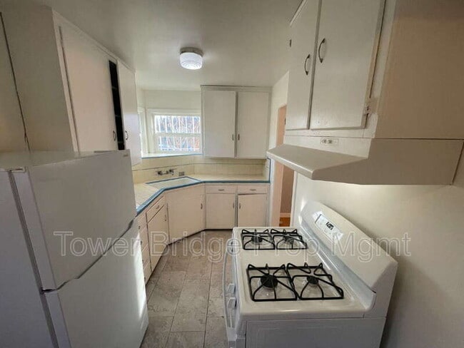 Building Photo - 2871 32nd Ave