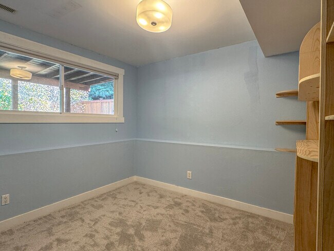 Building Photo - 9300 NE 132nd Pl