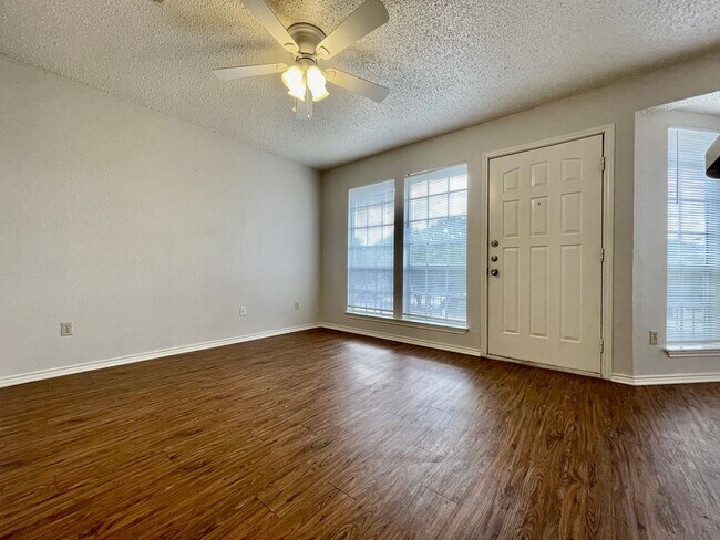 Building Photo - 2 Bedroom/1 Bath Apartment - Fresh Paint &...