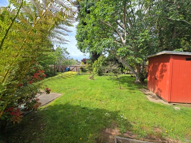 Building Photo - 3BD/2BA Eureka home is close to Sequoia Park, boasts infrared sauna!