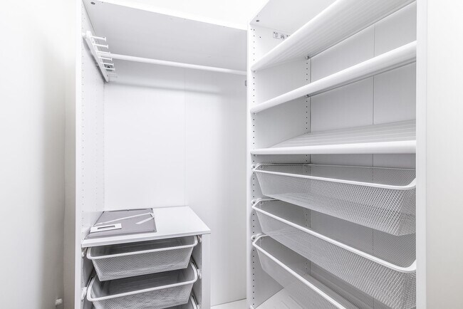 Building Photo - Noe Valley: Top Floor 2 bed 1 ba Condo w/ Finished Attic, Tandem Parking, W/D In-Unit, and Shared...