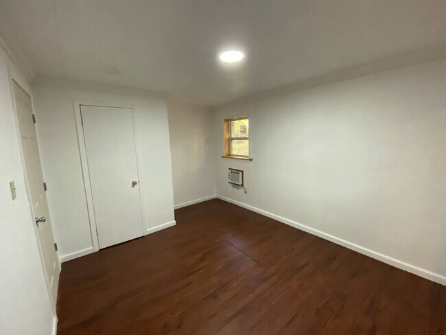 Building Photo - Chestnut Grove Village 17, 18, 19