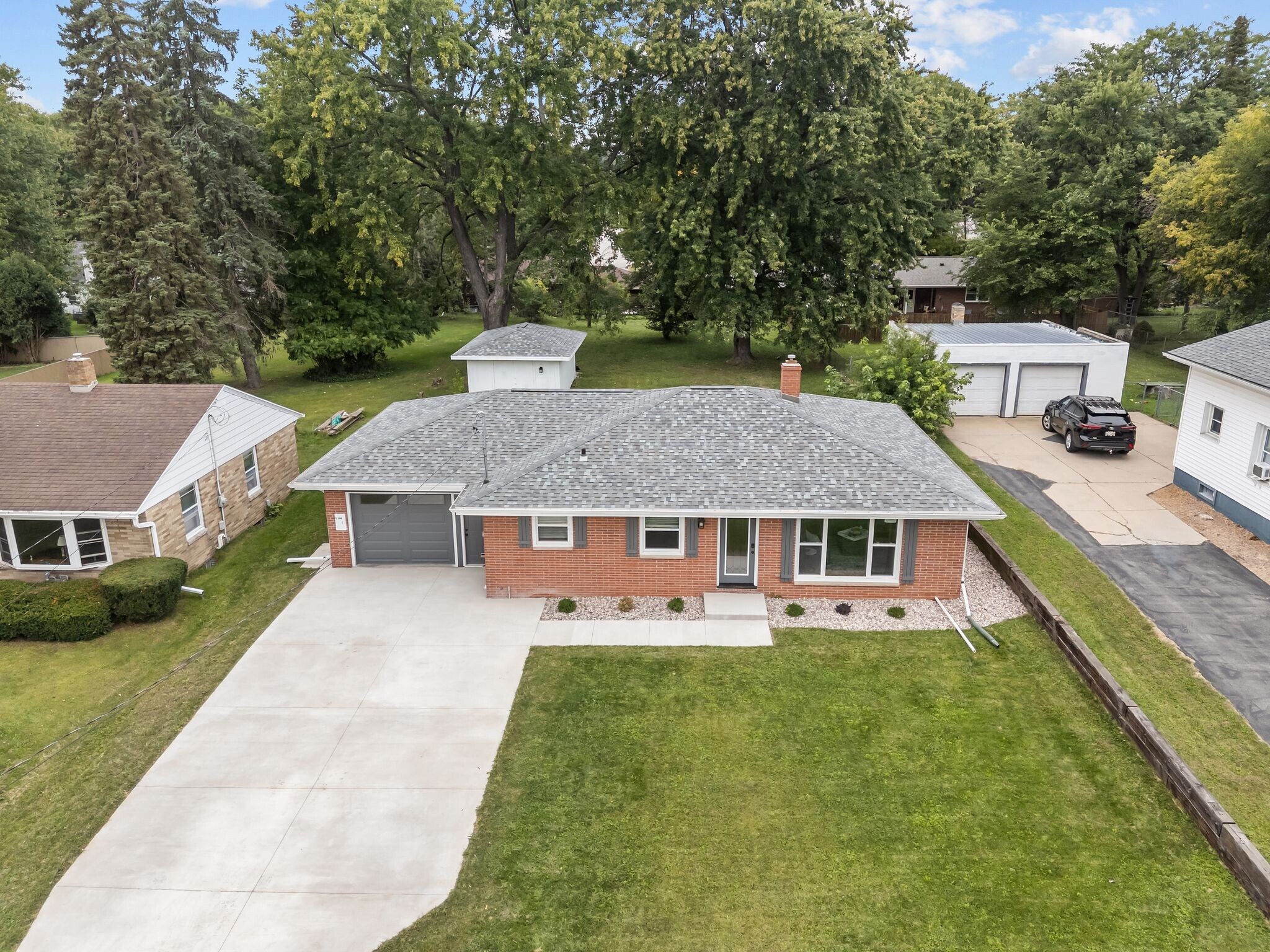 Building Photo - 1418 S Ridge Rd