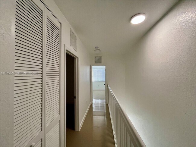 Building Photo - 1550 NE 33rd Ave