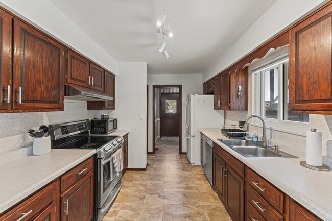 Building Photo - 220 Wildflower Dr