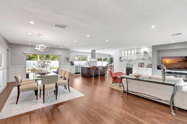 Building Photo - 5660 Golfway Dr