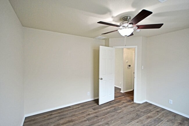 Building Photo - 2121 Sinclair Dr