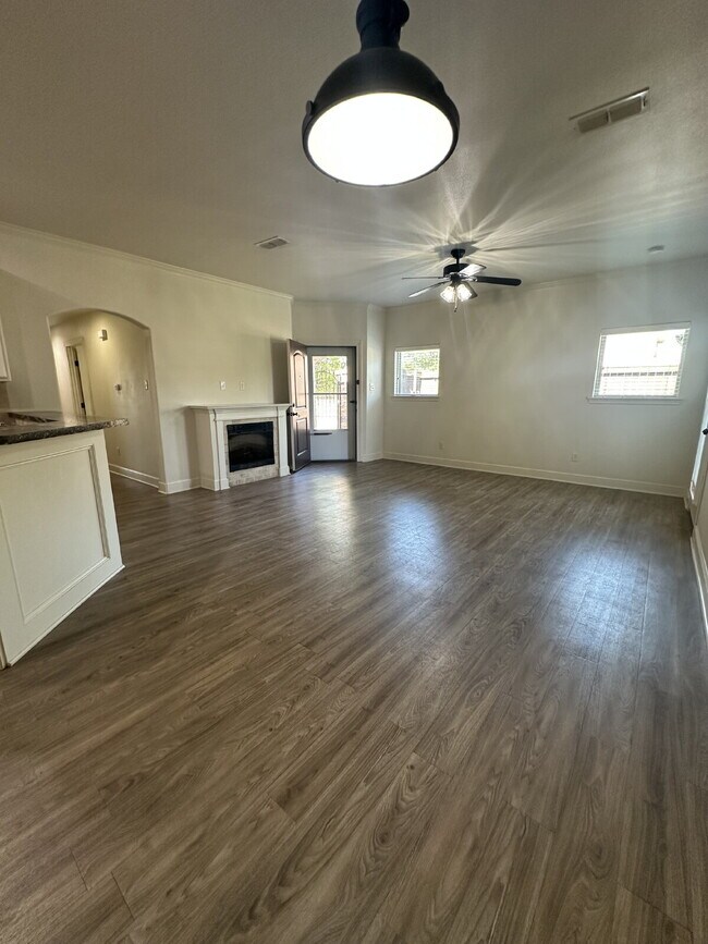 Building Photo - Beautifully Maintained Duplex - Lease Only