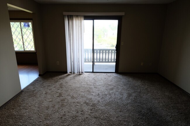 Building Photo - Full Featured 2 Bed, 2 Bath
