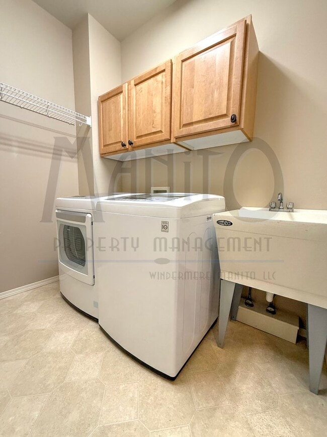 Building Photo - Beautiful Carnahan Crest Townhome