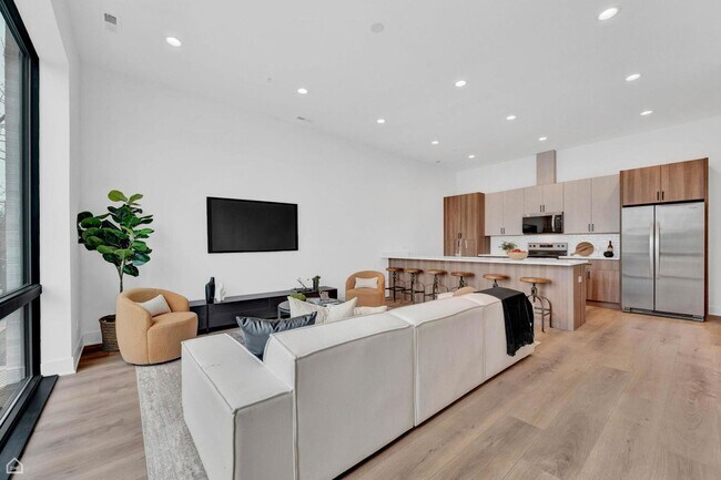 Building Photo - 1607 W 13th St