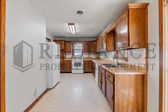 Building Photo - 918 N Clara St