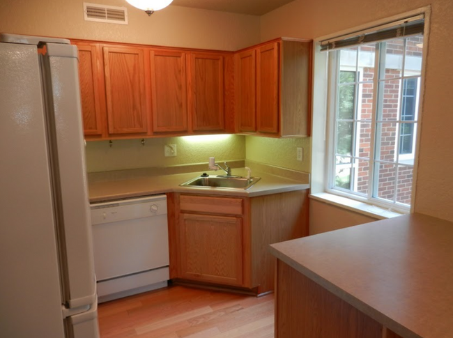 Building Photo - $1,350 | 2 Bedroom, 1 Bathroom Condo | No ...