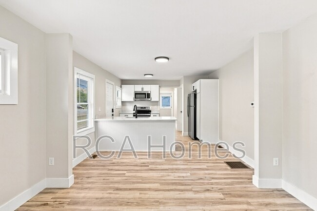 Building Photo - 1547 E Legrande Ave
