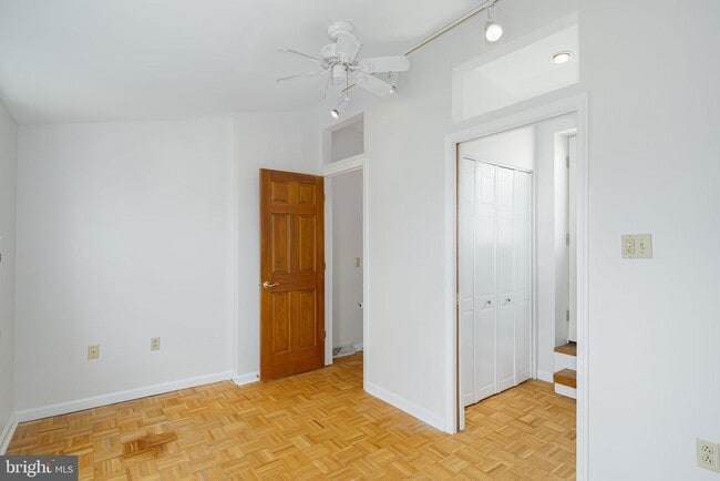 Building Photo - 704 S Darien St