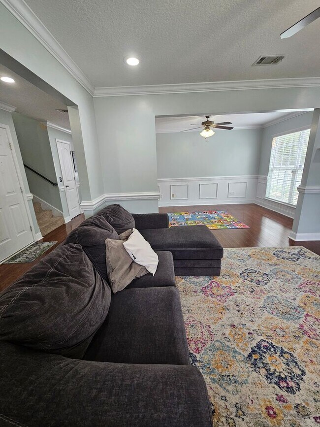 Building Photo - Spacious 5-Bedroom, 3-Bathroom Home for Re...