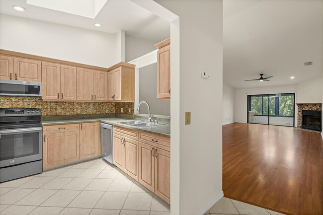 Building Photo - 604 Parkside Pl