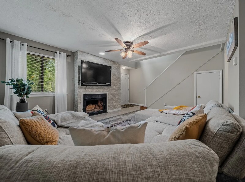 Building Photo - 301 Deerpoint Dr