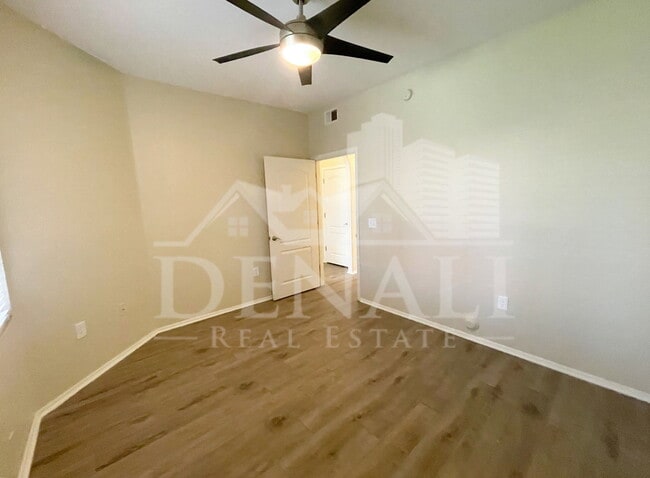 Building Photo - 2929 W Yorkshire Dr