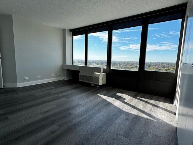 Building Photo - 5320 N Sheridan Rd