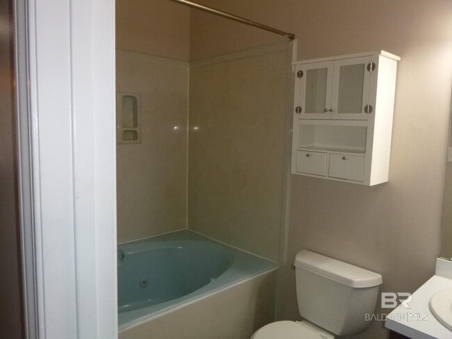 Building Photo - 600 Cheshire Ln