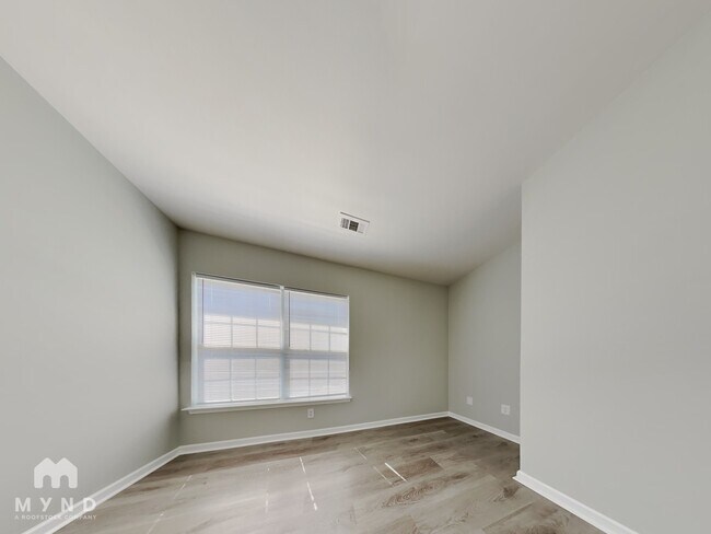 Building Photo - 1910 Sunset Village Dr