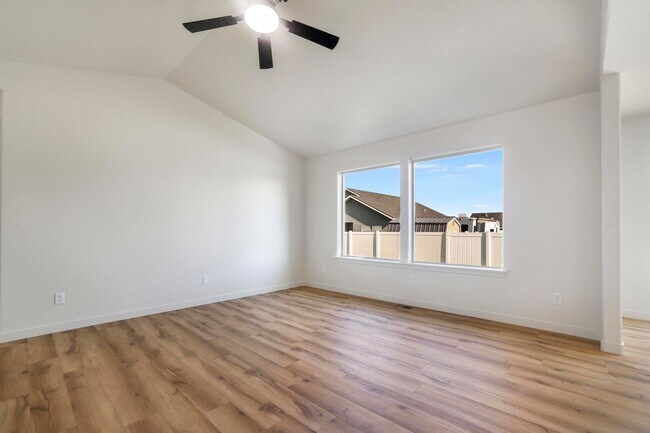 Building Photo - 392 Rock Dove Loop