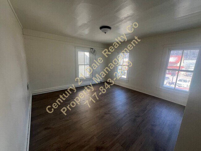 Building Photo - Beautifully redone 3 BR, 1 Bath Townhouse in York Suburban Schools